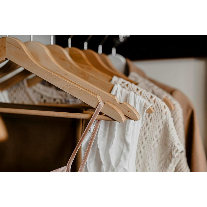 Дерев'яні вішалки для одягу OGIVO – набір з 4 шт. з обертовим гачком та виступами на плечах (натуральне дерево)