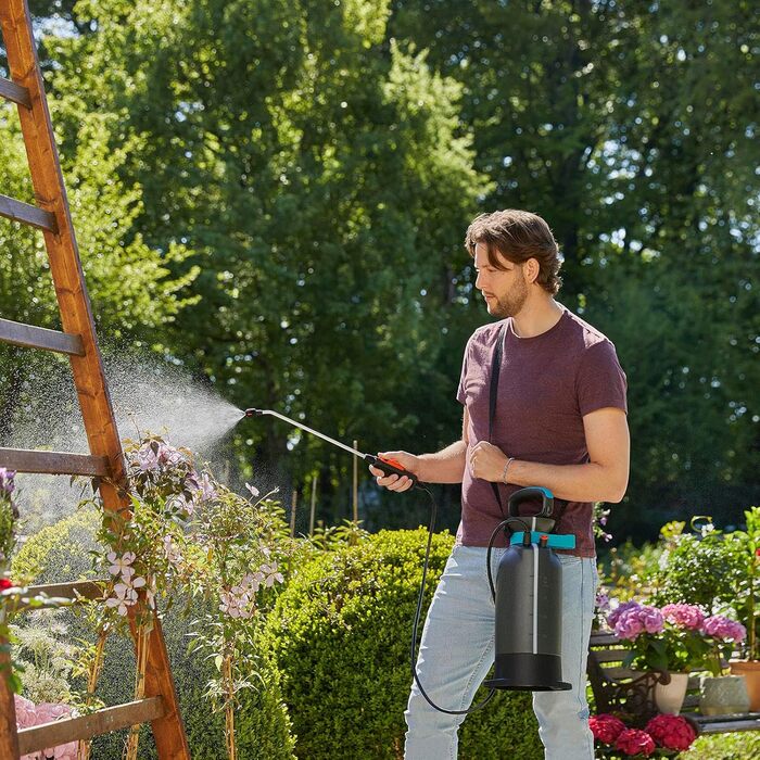 Обприскувач садовий Gardena Comfort 5 л з насосом, наплічним ременем, запобіжним клапаном і фіксацією ручки для рослин
