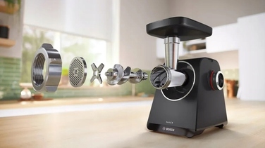 М'ясорубка Bosch MFWS440B: 3 диски, 4 тертки та насадка-наштовхувач