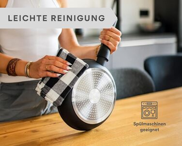 Набір сковорідок DIVORY 3 шт. (20, 24, 28 см) з антипригарним покриттям для всіх плит, включаючи індукційні. Безпечні ручки, придатні для миття в посудомийній машині. Ручки з імітацією сірого дерева.