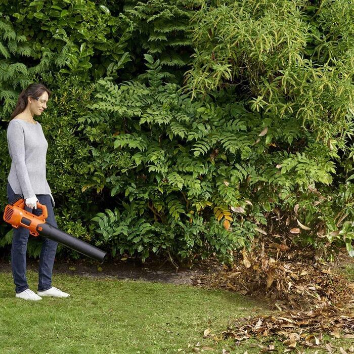 Акумуляторний повітродув Black+Decker 18В, 145 км/год, 577 м³/год, з вбудованим скребком для листя, для терас, доріжок, під'їздів, без акумулятора і зарядного пристрою BCBL200B
