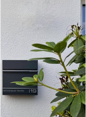 Поштова скринька Metzler Cube антрацит RAL 7016 з лазерним гравіюванням номеру будинку та імені - настінна, з відділенням для газет, вікном. Розмір: 37x37x10.5 см