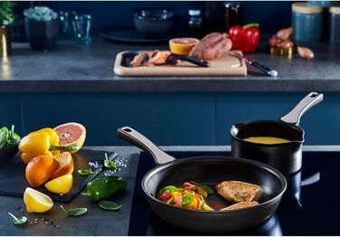 Сковорода Tefal Unlimited On 32 см індукційна з антипригарним покриттям Titanium, з індикатором нагріву Thermo-Signal, для всіх типів плит, чорна G25908