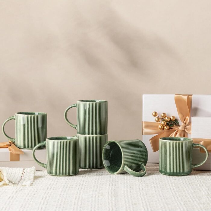 Набір посуду GBhome з реактивної глазурі для 6 осіб, 18 предметів. Ручна робота, керамічний посуд, безпечний для мікрохвильової печі та посудомийної машини. Глибокий зелений колір (Immergrün). Включає 6 чашок.