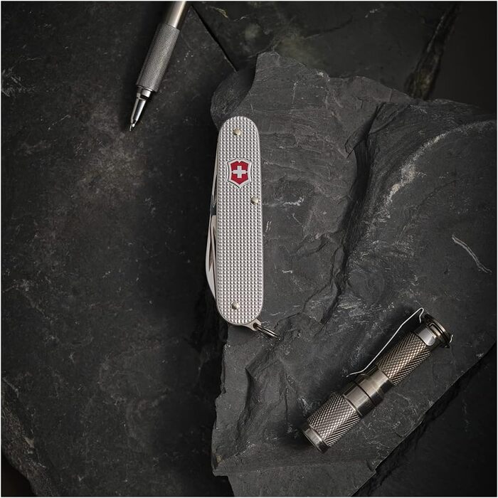 Швейцарський ніж Victorinox Cadet - мультитул з 9 функціями, ніж, викрутка 3 мм, відкривачка для пляшок