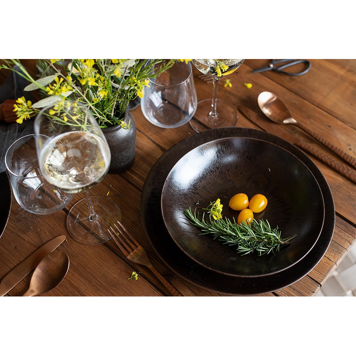 MÄSER Metallic Bronze, 12-piece tableware set for 4 people with a noble, glossy glaze, plate set with dinner plates, soup plates, and dessert plates made of high-quality ceramic stoneware, brown.