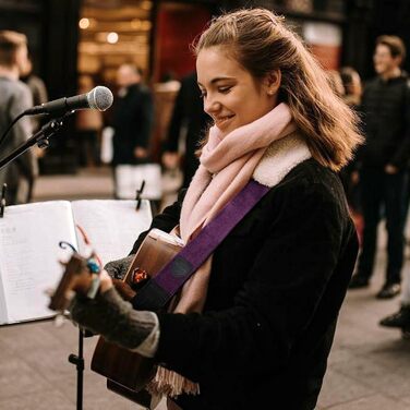 Гітарний ремінь Nefelibata з повного нубуку, вінтажний велюровий ремінь, безкоштовний бонус: 4 медіатори + фіксатори ременя + кнопка для ременя, подарунок для бас/електро/акустичної гітари (вишуканий фіолетовий)