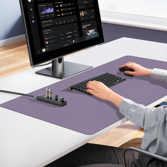 Килимок для столу Niviy з екошкіри XXL, 80x40 см, антиковзаючий, водонепроникний, для офісу, дому та ноутбука, м'яка підкладка з алькантари (лавандовий)