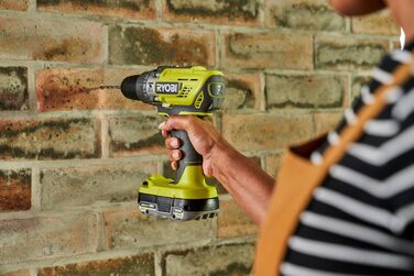 RYOBI 18V ONE+ акумуляторний ударний дриль-шуруповерт, комплект R18PD3-140SA, 4Ah, зарядний пристрій, набір біт RAK31MSD, сумка для інструментів