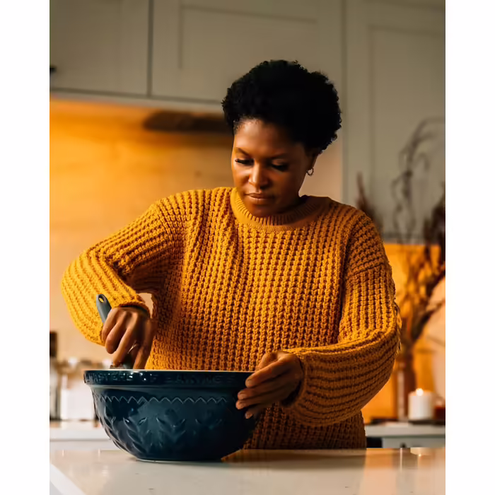 Traditional Mixing Bowl from Original Stoneware, Indigo and Ivory Design, 5.5 Liter Capacity, Perfect for Preparing Bread and Cakes, Dishwasher Safe