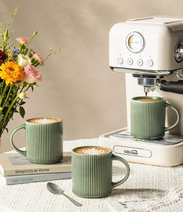 Набір посуду GBhome з реактивної глазурі для 6 осіб, 18 предметів. Ручна робота, керамічний посуд, безпечний для мікрохвильової печі та посудомийної машини. Глибокий зелений колір (Immergrün). Включає 6 чашок.