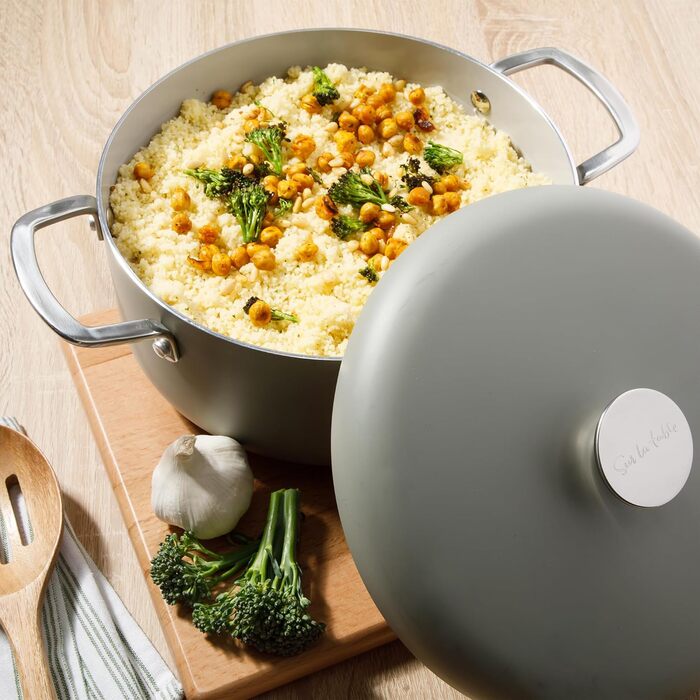 Набір кухонного посуду Sur La Table Kitchen Essentials 13-Piece, преміум-кераміка, антипригарне покриття, для індукційних плит, знімний ручка, смарагдово-зелений