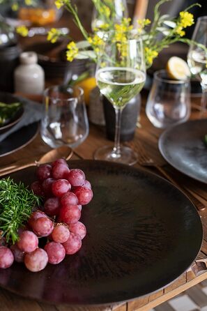 MÄSER Metallic Bronze, 12-piece tableware set for 4 people with a noble, glossy glaze, plate set with dinner plates, soup plates, and dessert plates made of high-quality ceramic stoneware, brown.