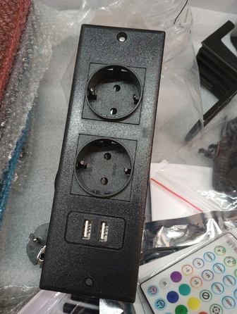 Кутовий ігровий стіл з підставкою під монітор, USB-портами, LED-підсвіткою та аксесуарами