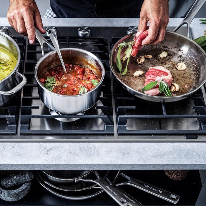 Набір сковорідок KitchenAid MultiPly з нержавіючої сталі з керованою антипригарним покриттям, 2 шт (20 см та 28 см), тришарова, для індукційних плит, термостійкі до 220°C, придатні для миття в посудомийній машині, срібного кольору