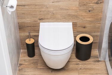 Набір аксесуарів для ванної кімнати чорного кольору: ергономічна щітка для унітазу, кошик для сміття та мильниця