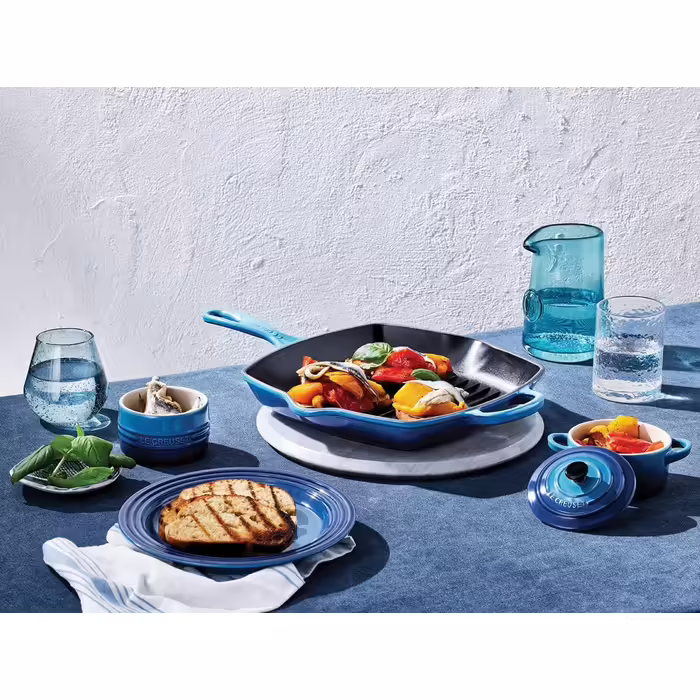 Le Creuset Signature Cast Iron Grill Pan, Square, 26 cm, Suitable for all stovetops including induction, 2.86 kg, 20183260000422 (Azure)