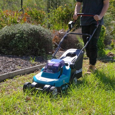 Акумуляторна газонокосарка Makita DLM382PT2 LXT 36V (2x18V) з 2-ма АКБ по 5Ah, ширина зрізу 38 см, травозбірник 40 л