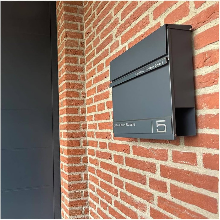 Поштова скринька Metzler Hermann Anthrazit RAL 7016 з газетницею та номерним знаком – персоналізована лазерним гравіюванням. Сучасна водонепроникна та антикорозійна поштова скринька