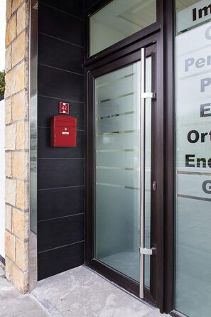 Поштова скринька ARREGUI Compact E5731 сталева, біла (червона) S (DIN A5), настінна, водонепроникна, з табличкою для імені, 2 ключі, проста установка