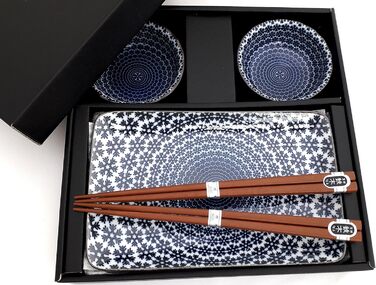 Набір для суші YUKI Original – японський набір для суші білого та блакитного кольорів з порцеляни (2 тарілки, 2 маленькі мисочки, 2 пари паличок) у подарунковій коробці