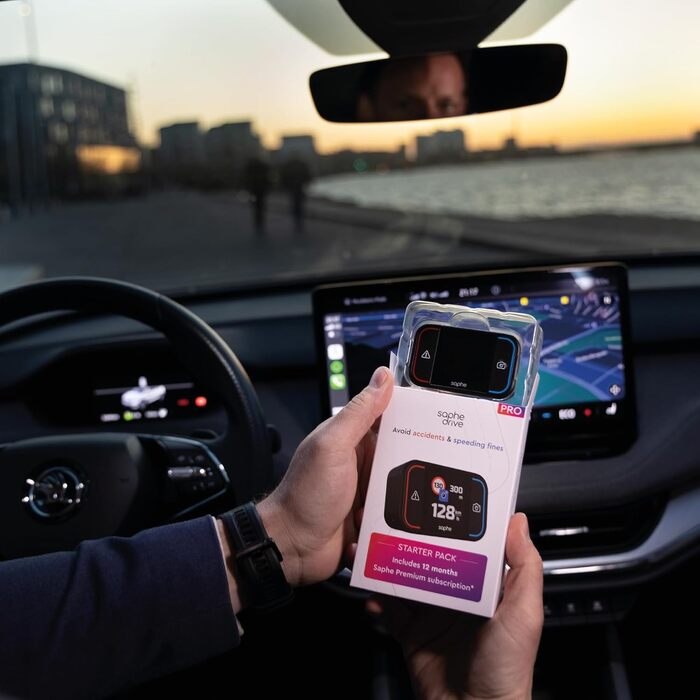 Радар-детектор Saphe Drive Pro для авто з кольоровим дисплеєм, сумісний з CarPlay та Android Auto, сповіщення про радари і небезпеки, дані Blitzer.de, підписка на 12 місяців