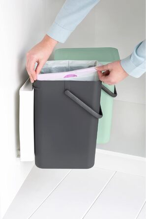 Сміттєвий кошик Brabantia Sort & Go з кришкою 16 л (світло-зелений), компактний контейнер для сортування відходів з ручкою
