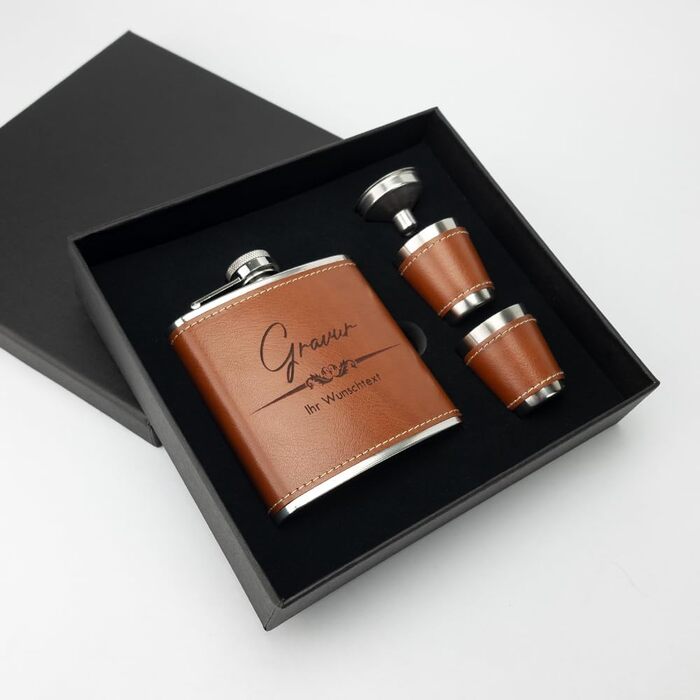 Гравійований фляготримач у шкіряній обкладинці з 2 чашами та воронкою в подарунковій коробці