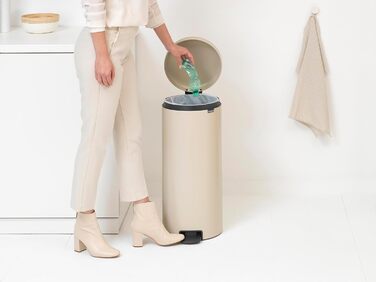 Відро для сміття Brabantia NewIcon 30L з м'яким закриттям, педальним приводом, знімним внутрішнім відром, Soft Beige, 29 x 38 x 68 см