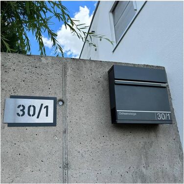 Поштова скринька Metzler Hermann Anthrazit RAL 7016 з газетницею та номерним знаком – персоналізована лазерним гравіюванням. Сучасна водонепроникна та антикорозійна поштова скринька