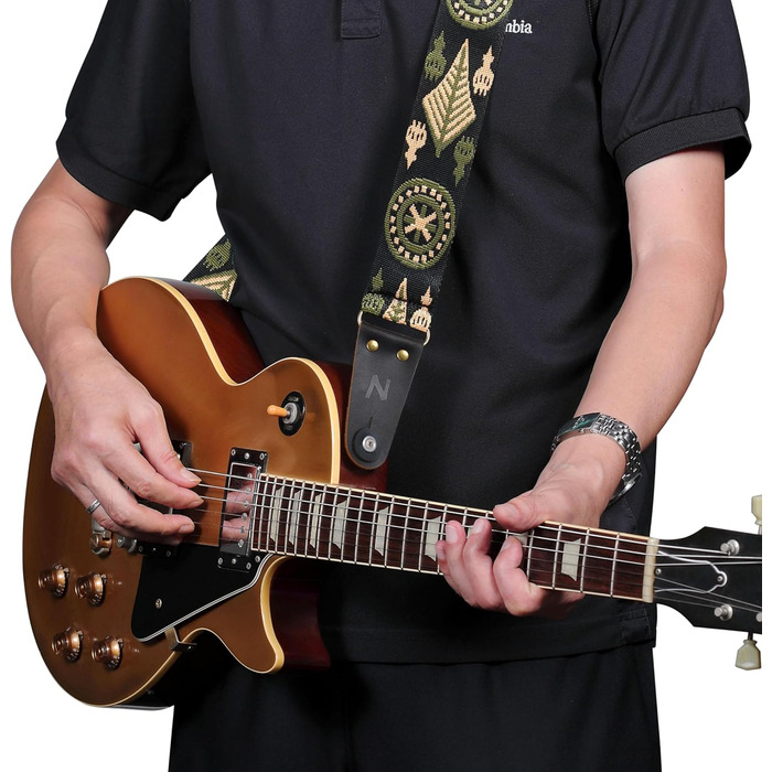 Нейлиба́та Гітарний ремінь, нейлон з кінцями з натуральної шкіри, для бас, електро- та акустичної гітари, 1 пара затискачів, 4 медіатори, помаранчеві квіти