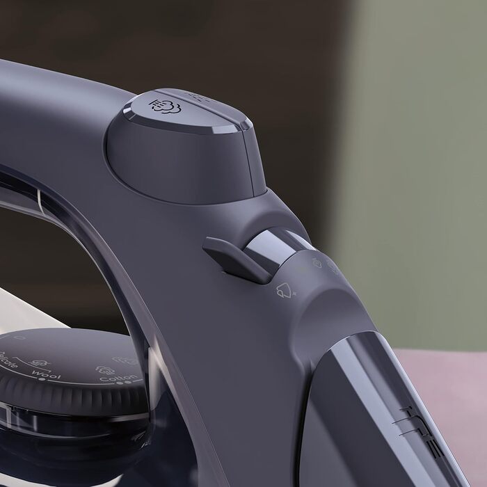 Праска AEG DB 1740LG: потужність 2400 Вт, 110 г/хв, керамічна підошва, антинакип, 250 мл, 2 м, серія 6000, зелено-білий колір