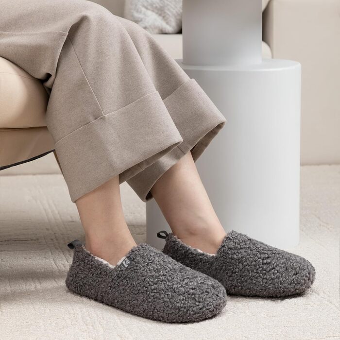 Тапочки жіночі RockDove Puff-Ease з штучного хутра, закритий задок, халатні (39 EU, світло-сірий)