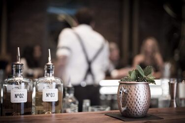 Набір для коктейлів Buddy's Bar Moscow Mule: 2 мідні келихи 500 мл, барна ложка 27 см, джигер 5 cl, чорна преса для лайма, подарункова упаковка, харчова нержавіюча сталь, 4 предмети