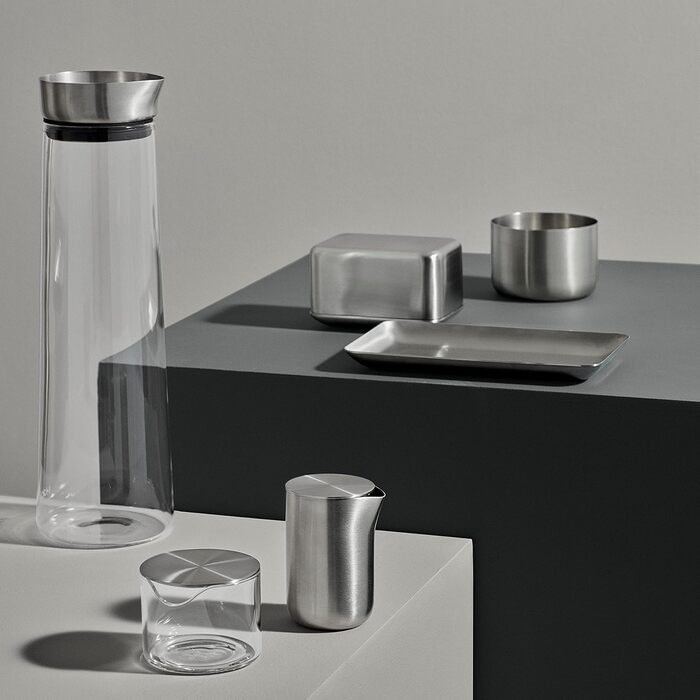 blomus -ACQUA- Water carafe made of glass, 1 liter capacity, glass carafe with high-quality stainless steel lid, drip-free pouring, exclusive optics (H / W / D: 30.5 x 9 x 9 cm, Clear, 63436)