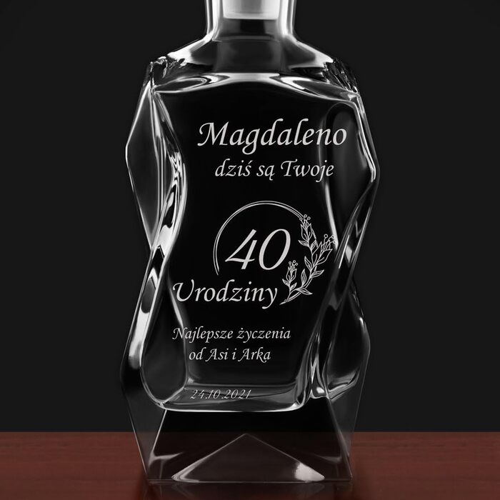 Maverton Whiskey Decanter + Set of 4/6 Whiskey Glasses with Engraving - 700ml Whiskey Decanter - Perfect for Christmas - Birthday Gift for Men - Congratulations