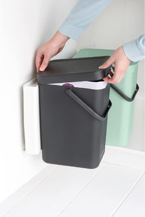 Сміттєвий кошик Brabantia Sort & Go з кришкою 16 л (світло-зелений), компактний контейнер для сортування відходів з ручкою