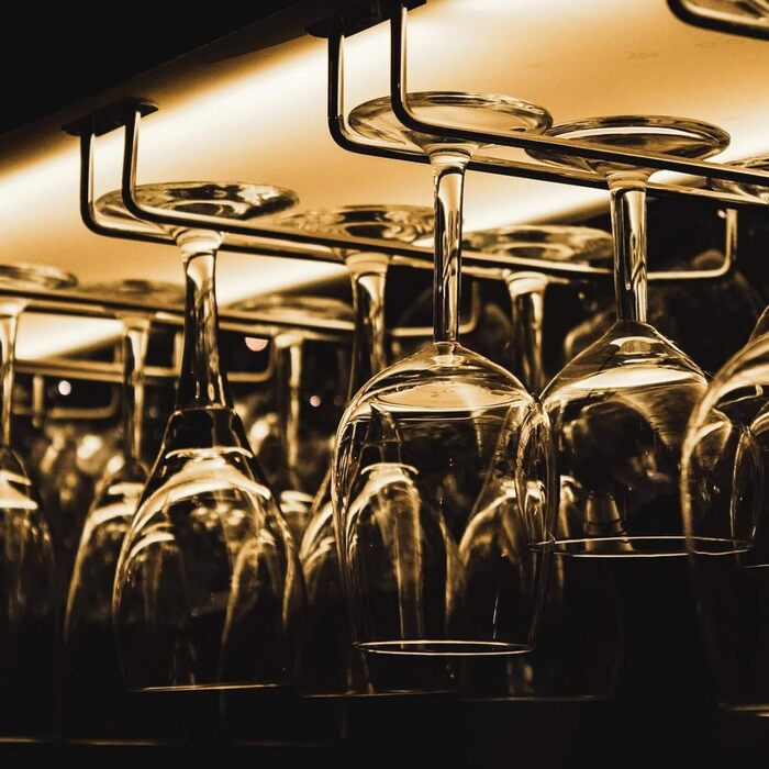 Металевий тримач для келихів вина (4 шт), 40 см, підвісний, для бару, кухні, ресторану