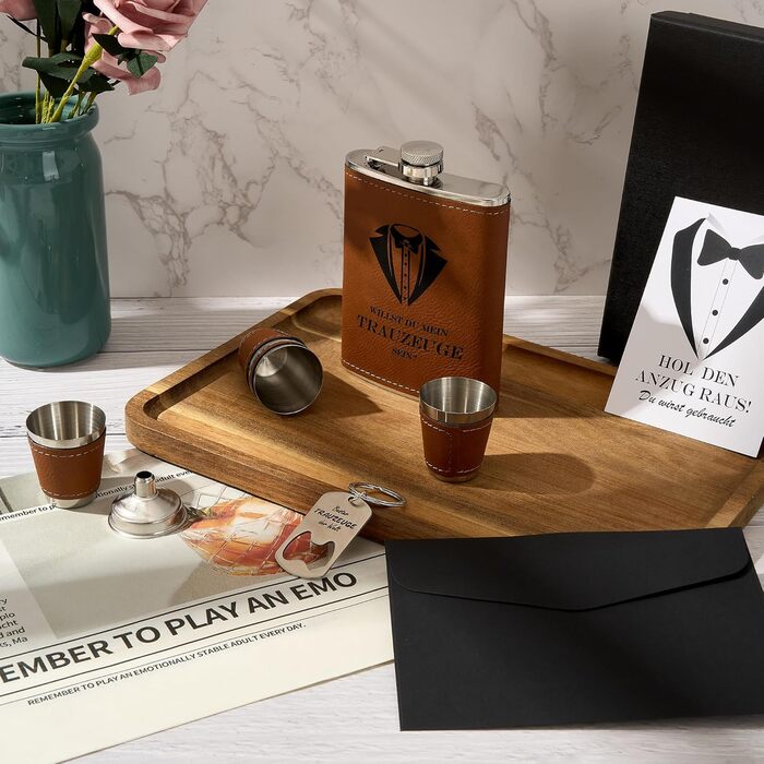 Персоналізований набір фляг 8oz з гравіюванням – фляга з нержавіючої сталі, 4 склянки, воронка та подарункова коробка для друзів нареченого/нареченої, подарунок на весілля для чоловіків та жінок (колір: коричневий)
