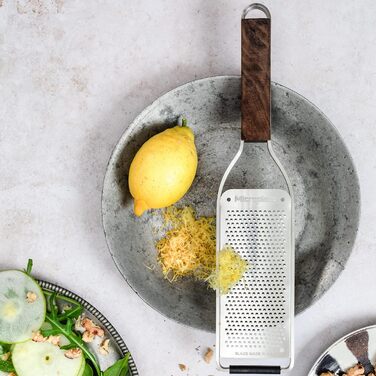 Терка кухонна Microplane Master Series з нержавіючої сталі та дерев'яним ручками з горіхового дерева, для овочів, фруктів та сиру, Made in USA (дрібна)
