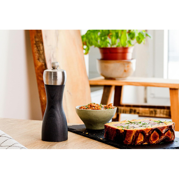 Мельниця для солі Peugeot Fidji 15 см, графіт, ручна, з регулюванням ступеня помолу, з сертифікатом PEFC, кухонне приладдя