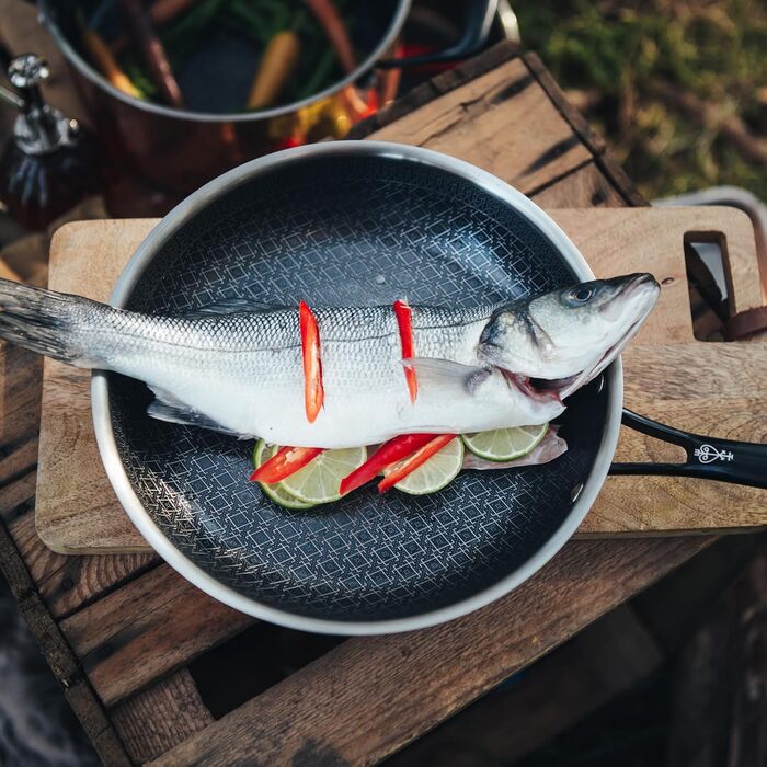 Пан з нержавіючої сталі NYORD - антипригарне покриття, з гранульованою поверхнею, для плити та духовки, з кришкою, 24 см