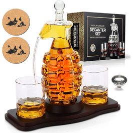 Набір віскі: декантик у формі бомби та 2 келихи з дерев'яною підставкою - для скотчу, бурбону, лікеру. Подарунок для чоловіків, батька, чоловіка, друга на ювілей, день народження