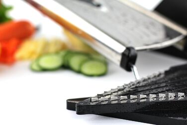 Мандоліна для нарізки овочів Chef's INSPIRATIONS з V-подібною лезою, овочевий тертак, слайсер та жульєнер. В комплекті 6 насадок, щітка для чищення та захисний рукавичка. Нержавіюча сталь.