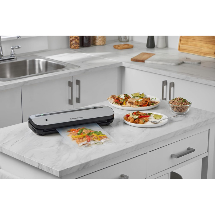 FoodSaver пристрій для вакуумної упаковки продуктів харчування з вбудованим відсіком для рулонів | Вакуумний пакувальник з різаком та режимом 'Delicate Food' | В комплекті сортовані вакуумні пакети [FFS005X] (компактний)