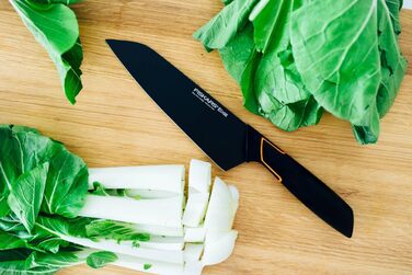 Ніж Santoku Fiskars Design 17 см, дерев'яна ручка (береза), чорний, 1003099