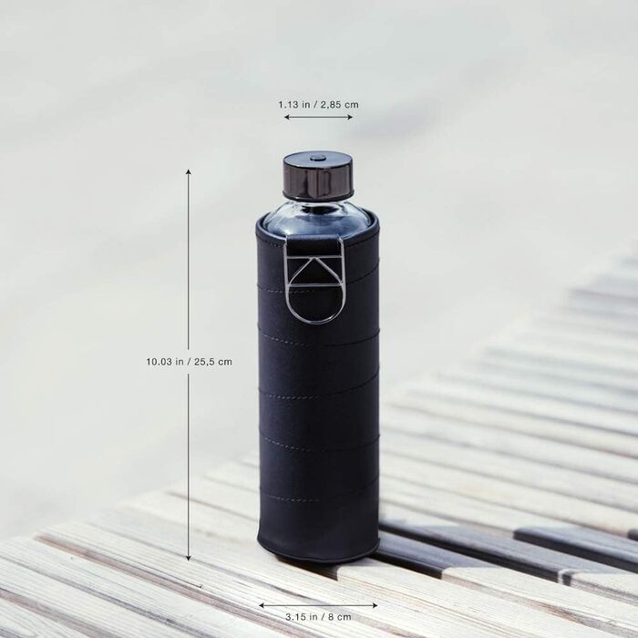 EQUA large drinking bottle with faux leather sleeve, 750 ml, made of borosilicate glass, BPA-free and leak-proof.