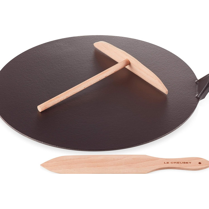 Сковорода для млинців Le Creuset з чавуну, 32 см, з дерев'яною лопаткою, для всіх типів плит (індукція), червона Cerise, чорне матове покриття