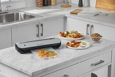 FoodSaver пристрій для вакуумної упаковки продуктів харчування з вбудованим відсіком для рулонів | Вакуумний пакувальник з різаком та режимом 'Delicate Food' | В комплекті сортовані вакуумні пакети [FFS005X] (компактний)