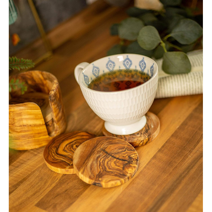 Set of 6 round beer coasters made of olive wood, 8.5 cm in diameter, including storage box. Suitable for glasses, mugs, cups, and vases.